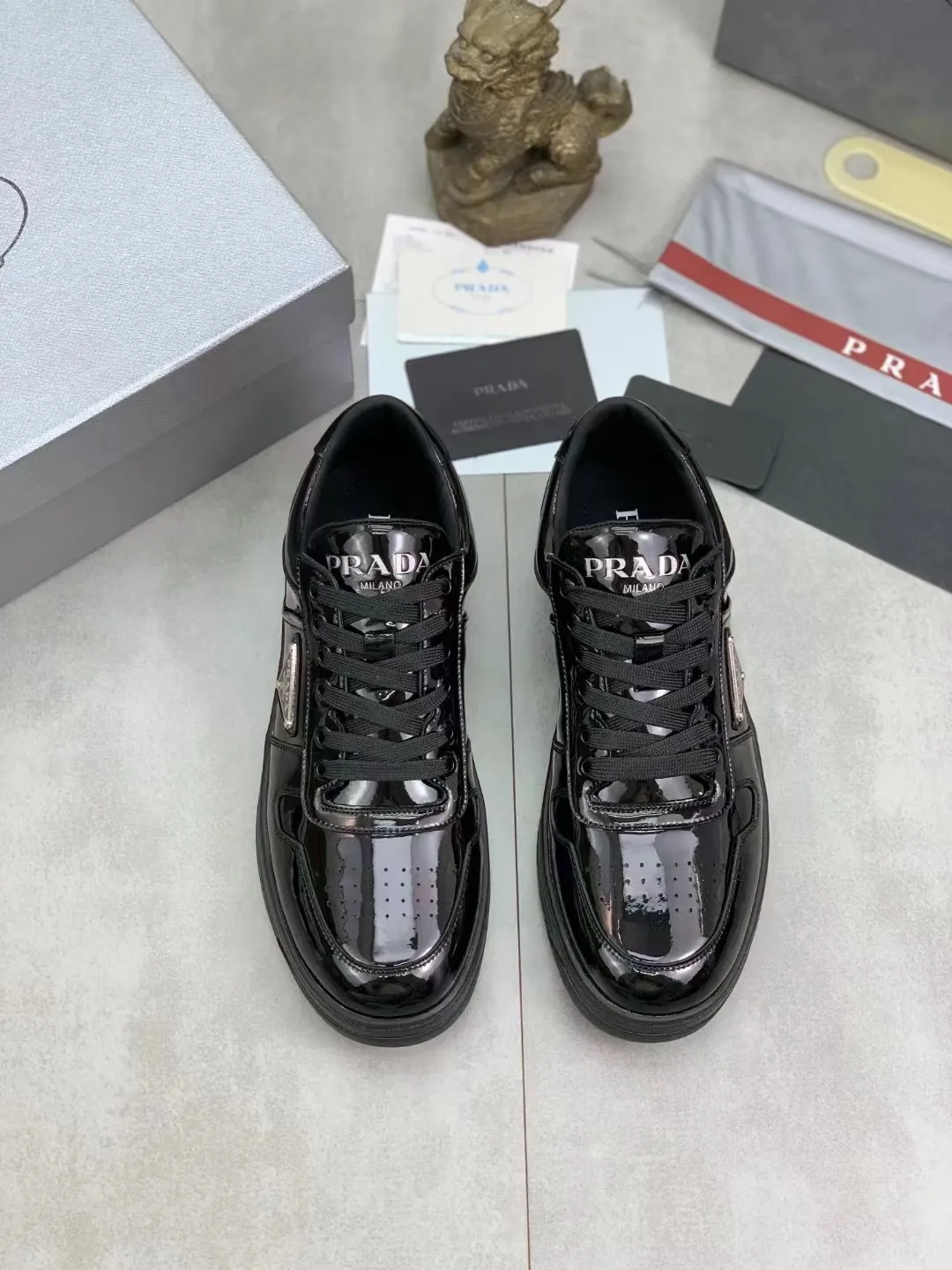 P380 Yuan 38-45 Prada Prada’s new men’s leather sports shoes, the highest version on the market, any comparison is welcome🆚! The original leather has excellent texture and is super high-end! Fetal sheep net lining imported from Italy, removable pad! Luxurious materials and fine workmanship, highly recommended!